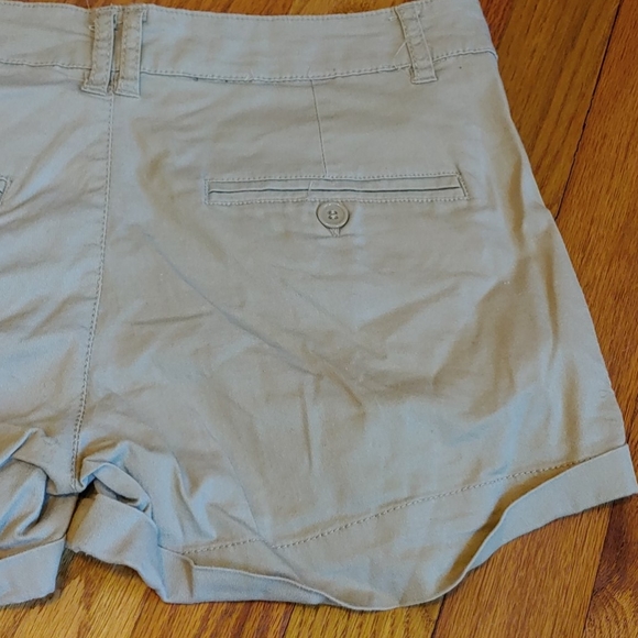 Khaki shorts - Picture 2 of 2